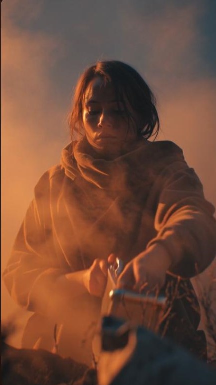 [Seguí al camión de basura tres días después de echar a mi esposo] Pensé que solo tiraba un colchón, pero escondía quince años de mentiras. Y en esa caja metálica encontré la verdad que me quitó el sueño para siempre.