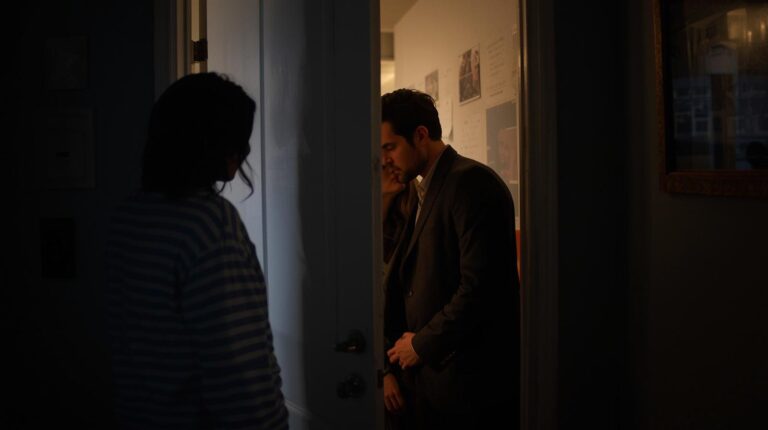 Durante cinco años, creyó que su esposo era simplemente devoto a su hermana. Una noche lo siguió… y descubrió una verdad imposible de olvidar.