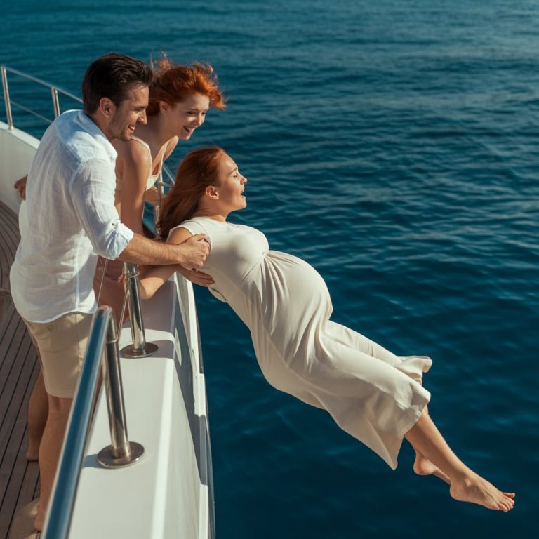 Su esposo la arrojó por la borda de un yate de lujo para robar su imperio multimillonario, pero no sabía que ella estaba preparada para la traición y que su regreso sería devastador.